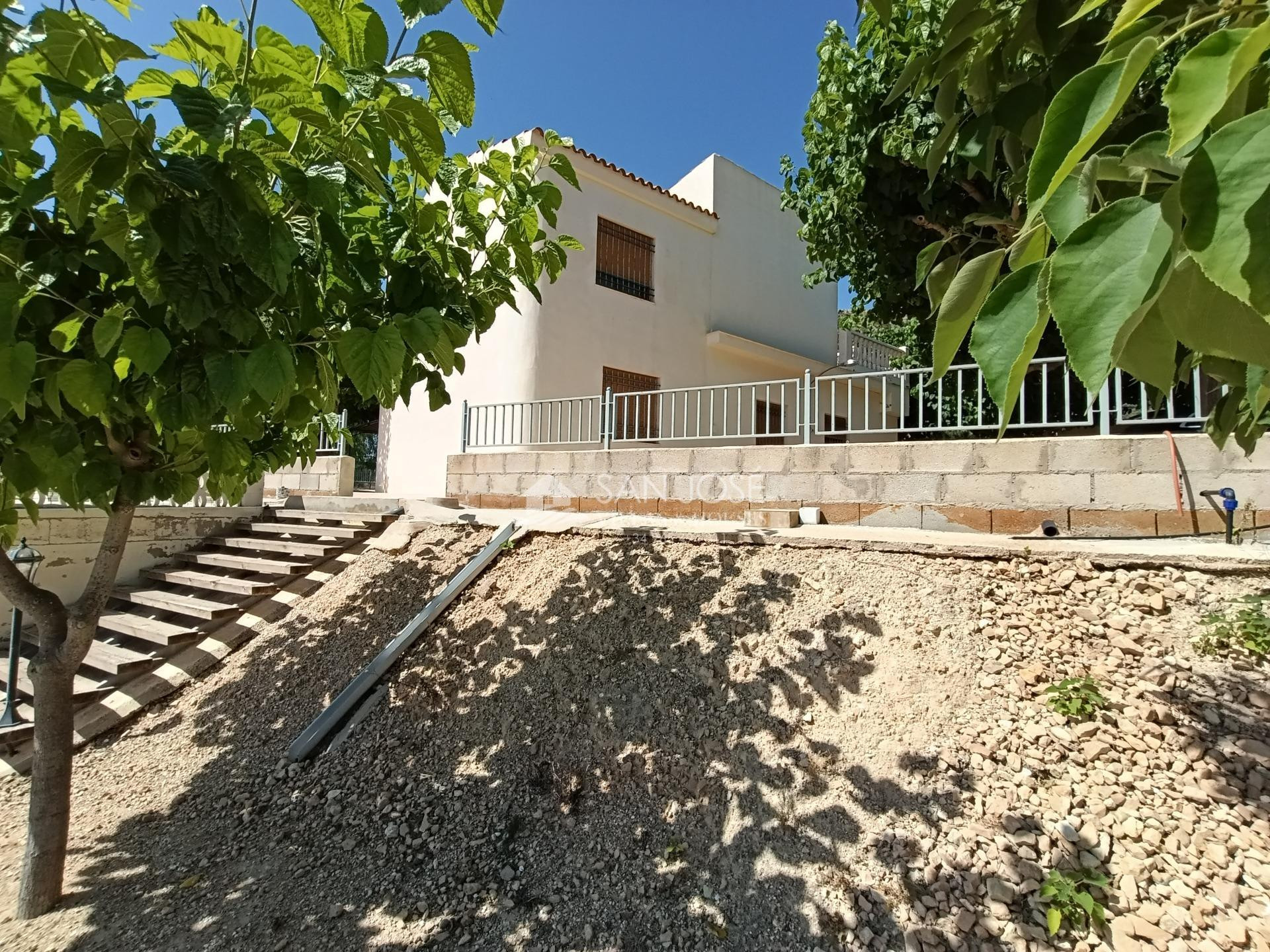 SE VENDE CHALET EN NOVELDA EN LA SERRETA.