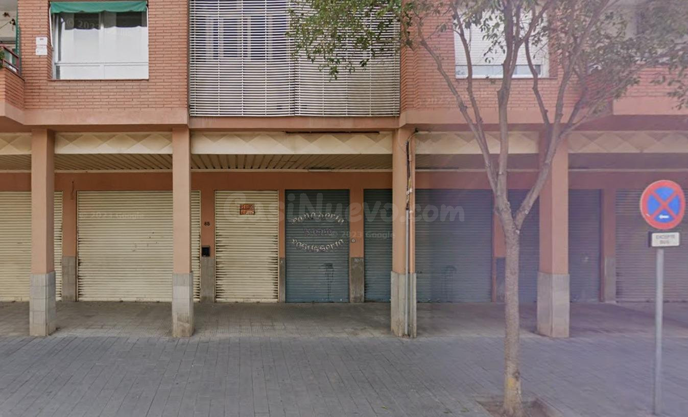 Local okupado en Calle Catalunya de Montcada i Reixac (Barce