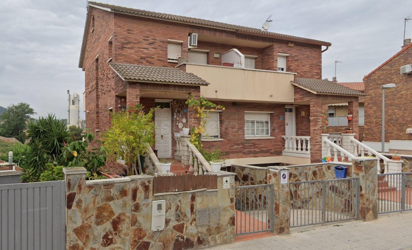 SE VENDE CASA ADOSADA OKUPADA en Burgos de Sant Vicenç dels 