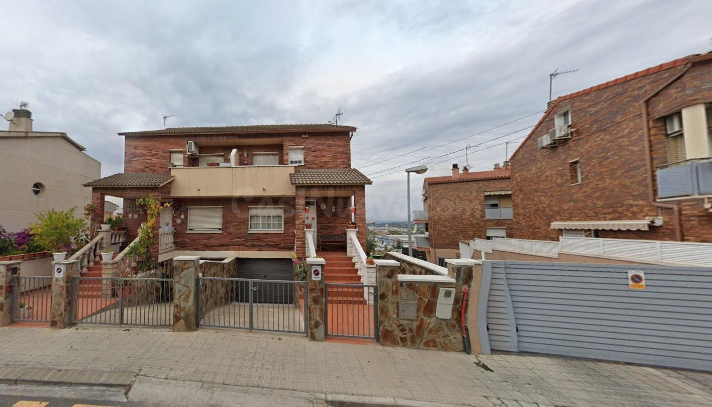 SE VENDE CASA ADOSADA OKUPADA en Burgos de Sant Vicenç dels  - foto 2