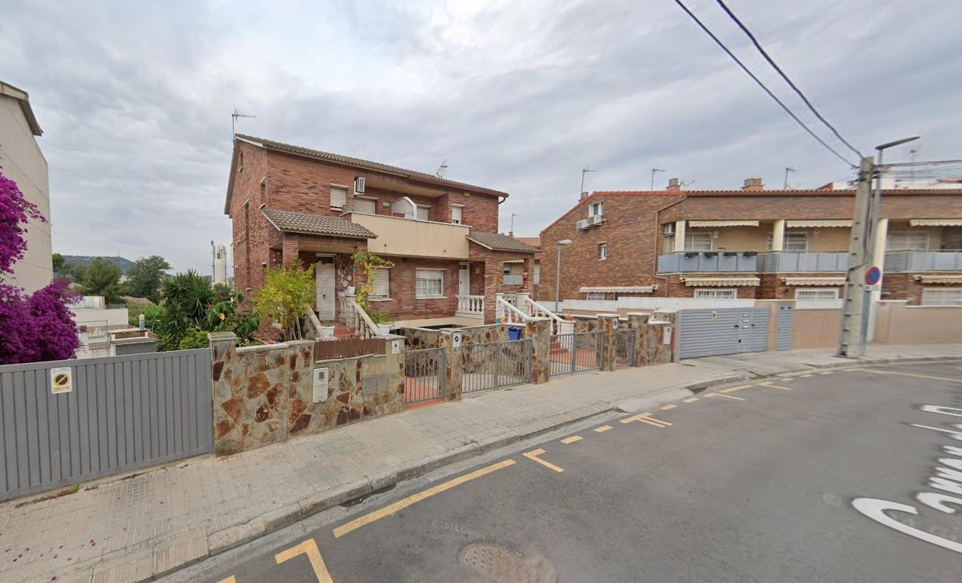 SE VENDE CASA ADOSADA OKUPADA en Burgos de Sant Vicenç dels  - foto 3