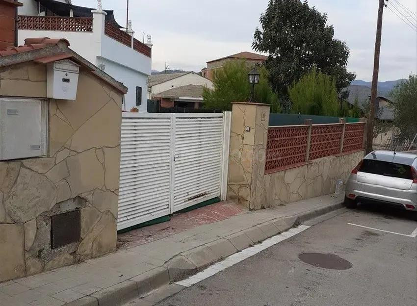 SE VENDE CASA OKUPADA en Segarra 10 de Vacarisses (Barcelona - foto 2