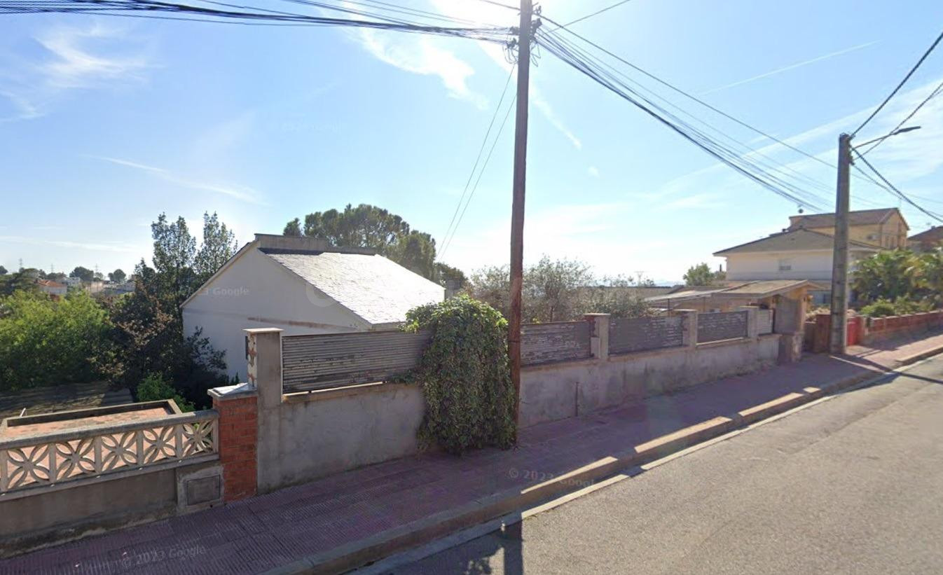 Se vende CASA OKUPADA en Sant Esteve Sesrovires (Barcelona).