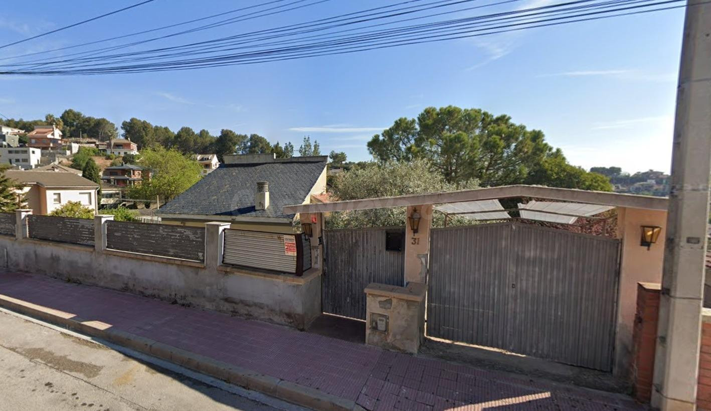 Se vende CASA OKUPADA en Sant Esteve Sesrovires (Barcelona). - foto 3