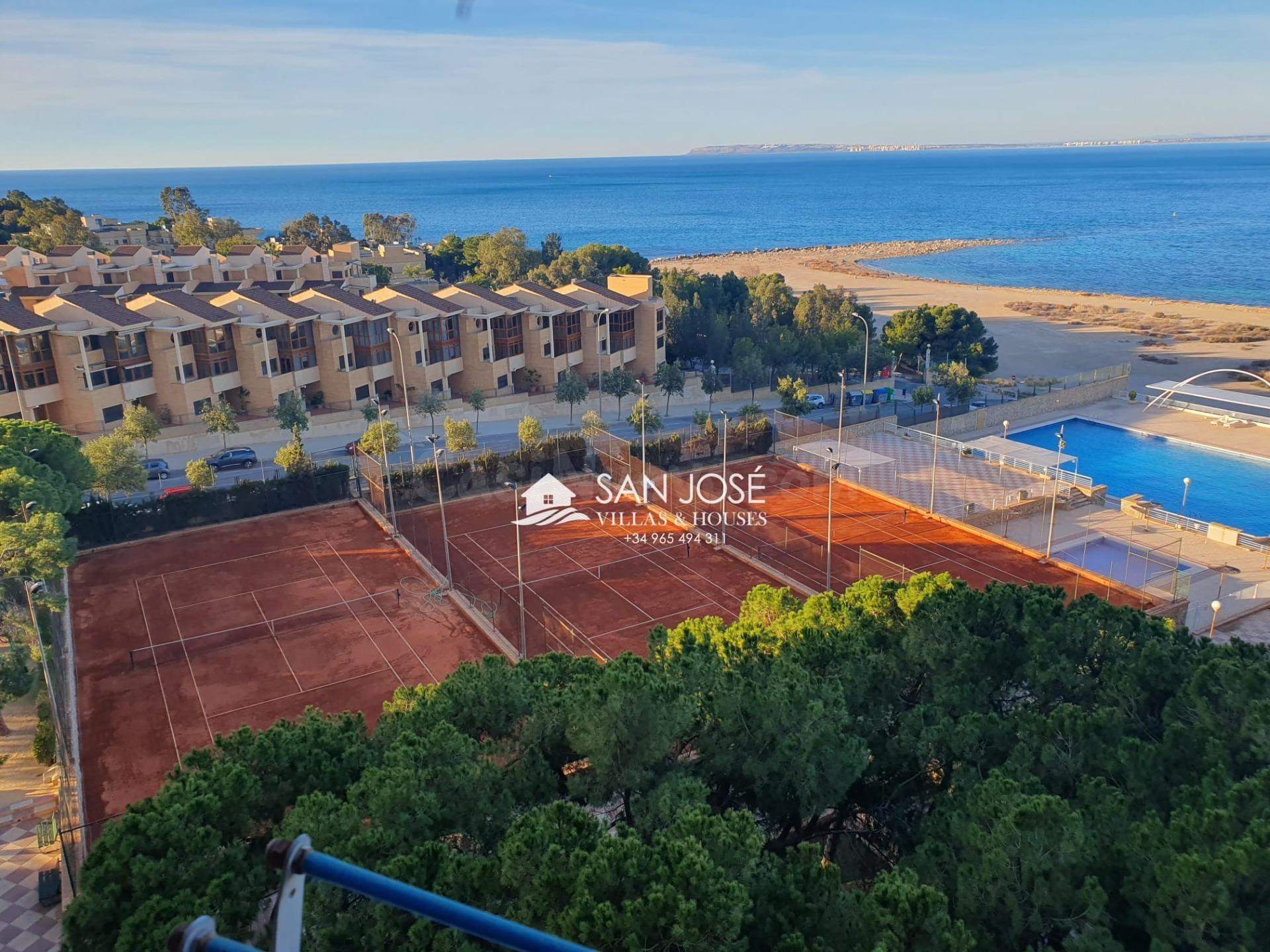 VENTA DE MARAVILLOSO PISO EN PRIMERA LINEA DE PLAYA EN CABO 