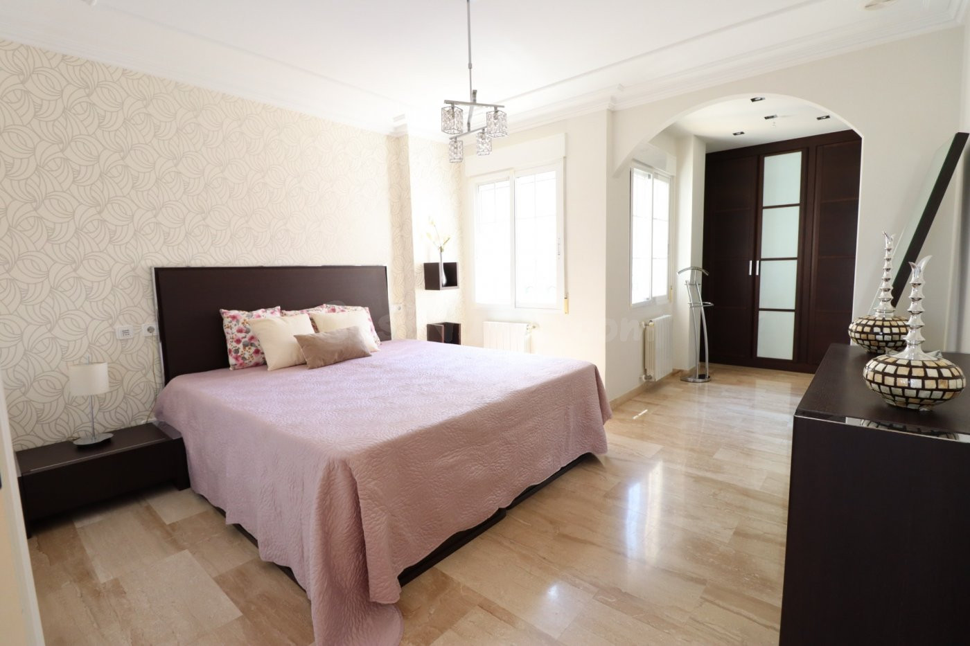 Vive a lo grande vivienda de 4 habitaciones- 3 Garajes -Tras