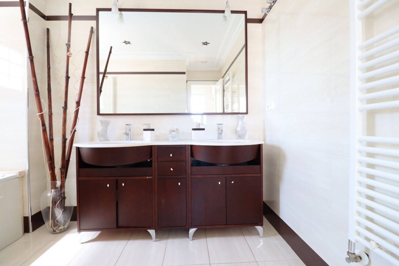 Vive a lo grande vivienda de 4 habitaciones- 3 Garajes -Tras - foto 2