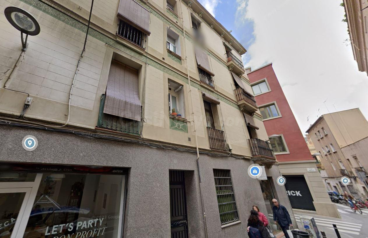 SE VENDE LOCAL OKUPADO EN Calle Mila Fontanals 28 de SANTA C