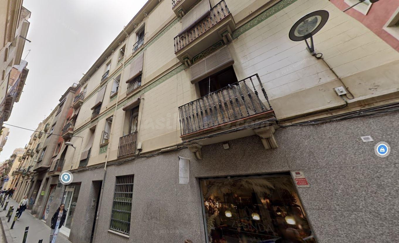 SE VENDE LOCAL OKUPADO EN Calle Mila Fontanals 28 de SANTA C - foto 2