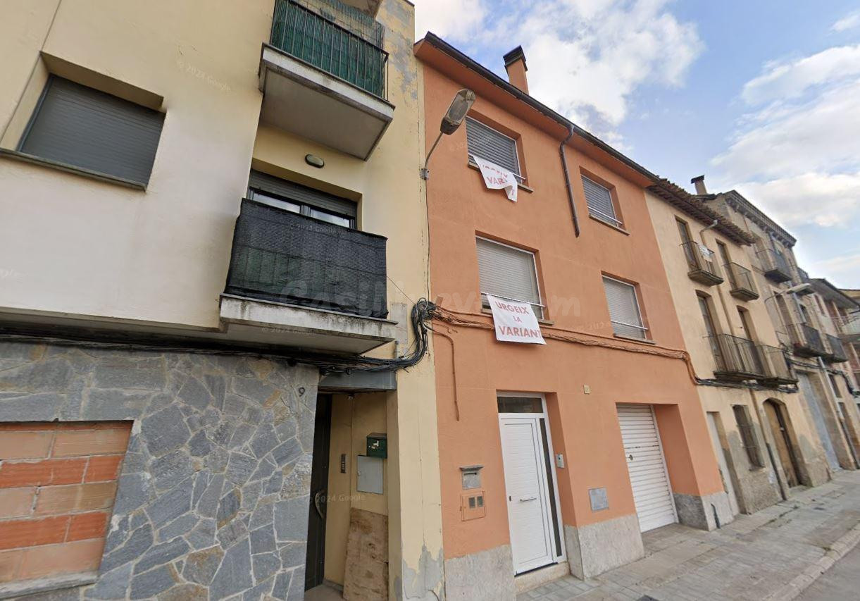 Se vende piso OKUPADO en Roda de Ter (Barcelona).