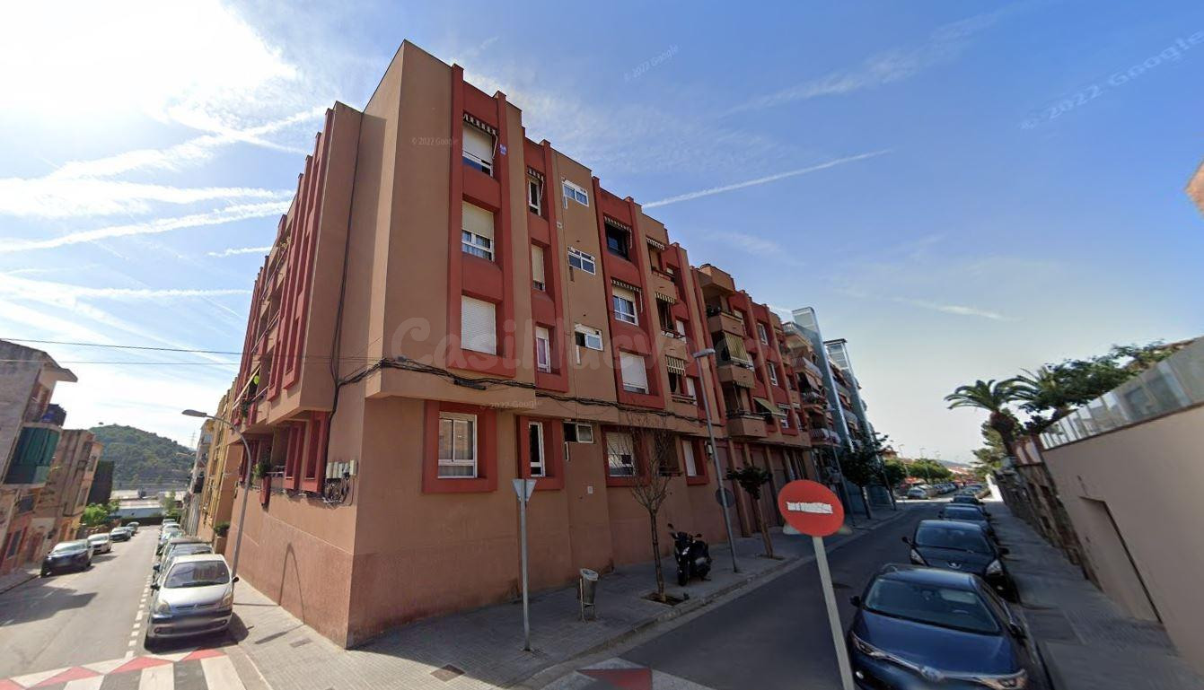 Se vende piso OKUPADO en Montmeló (Barcelona).