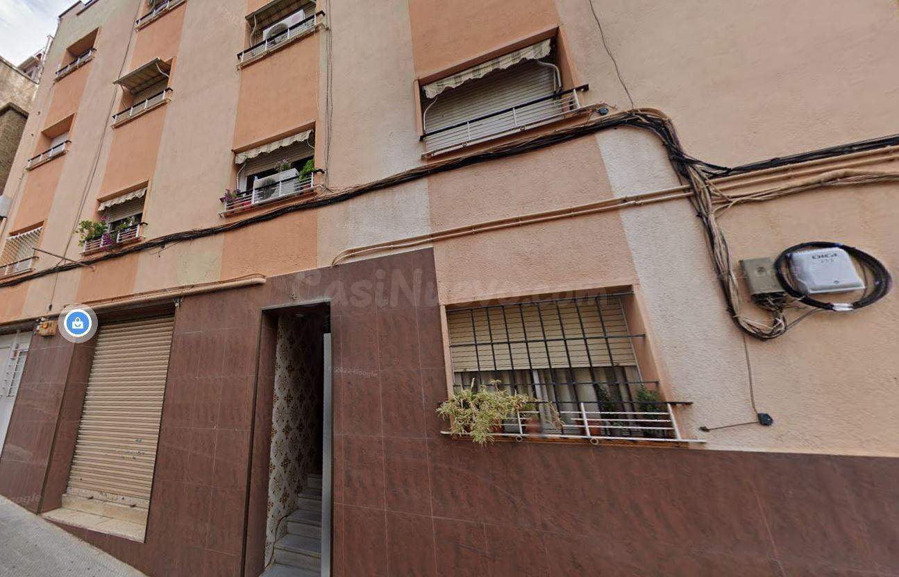 Se vende Piso OKUPADO en Calle Antoni Botey Badalona, (Barce