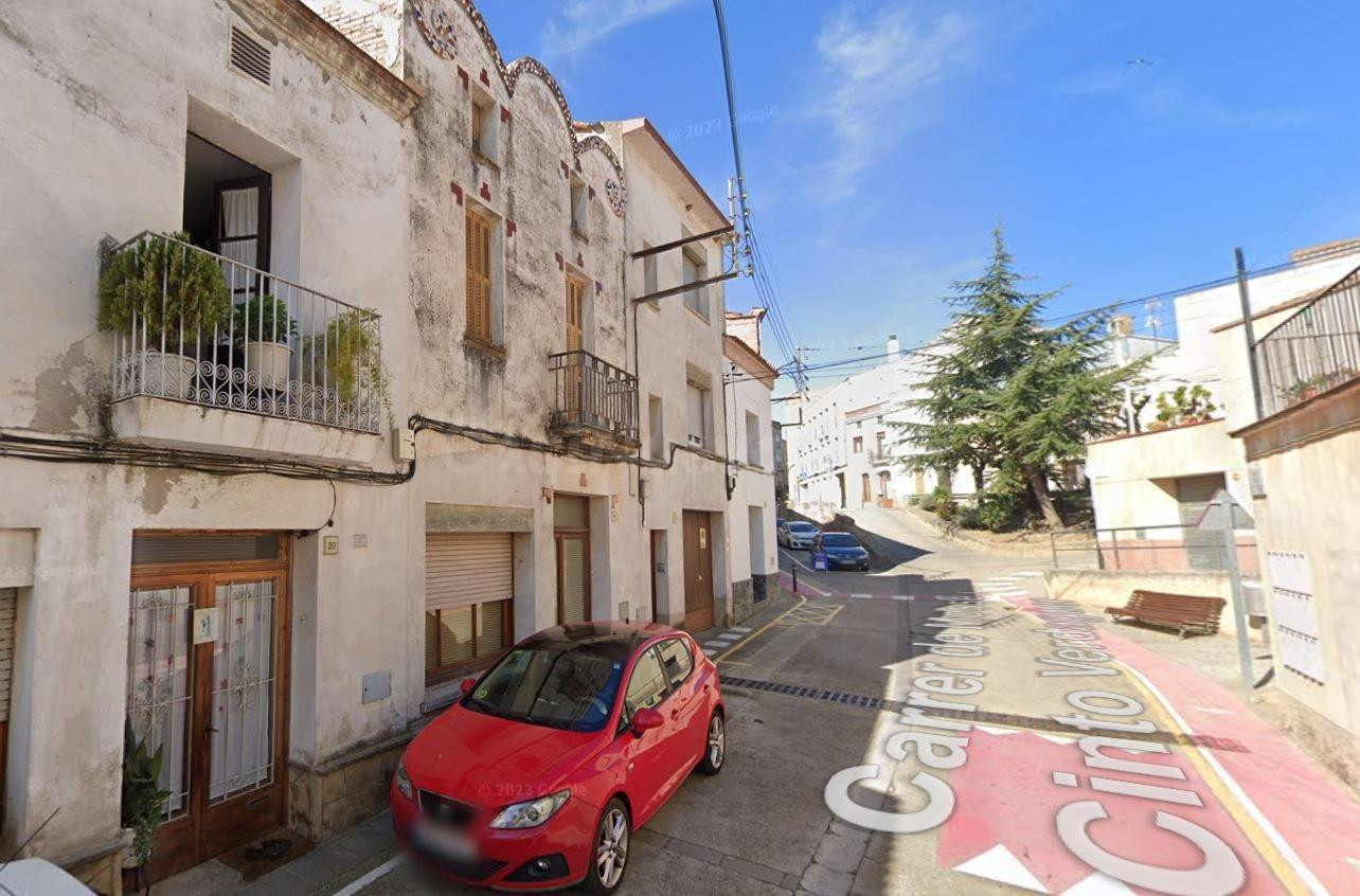 Se vende casa OKUPADA en Sant Llorenç d'Hortons (Barcelona) - foto 2
