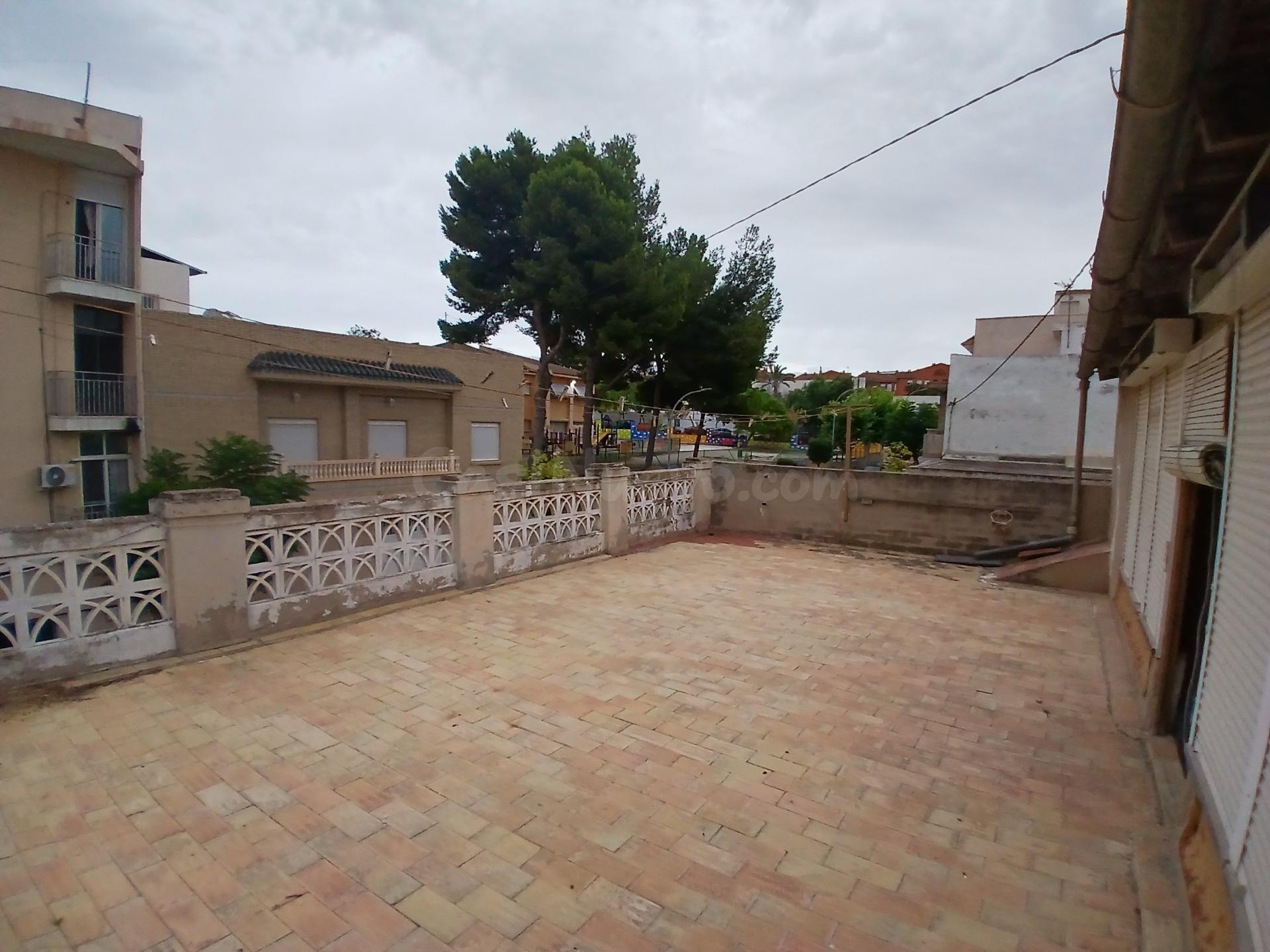 ¡ GRAN CASA DE DOS PLANTAS EN ASPE ! - foto 3