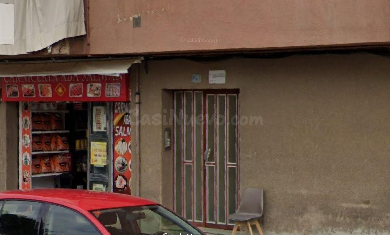 Se vende piso OKUPADO en Mossèn Aulet de Manlleu, Barcelona.