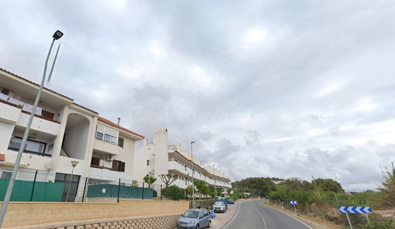 Se vende casa adosada OKUPA en l'Alfàs del Pi (Alicante).