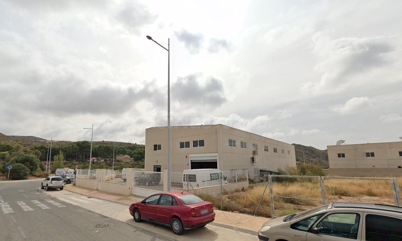 Se vende nave industrial OKUPADA en Elda (Alicante). - foto 3