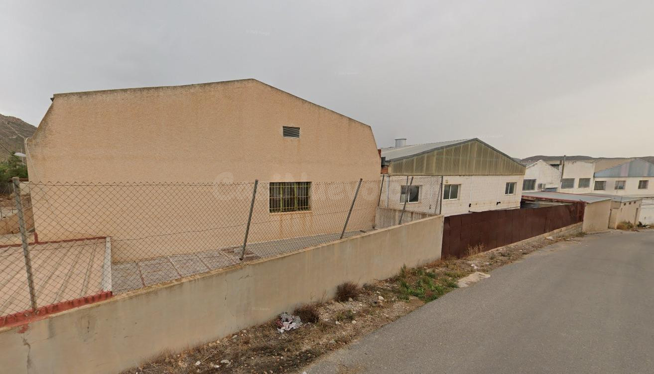 Se vende nave industrial OKUPADA en Calle Alemania 117 de El