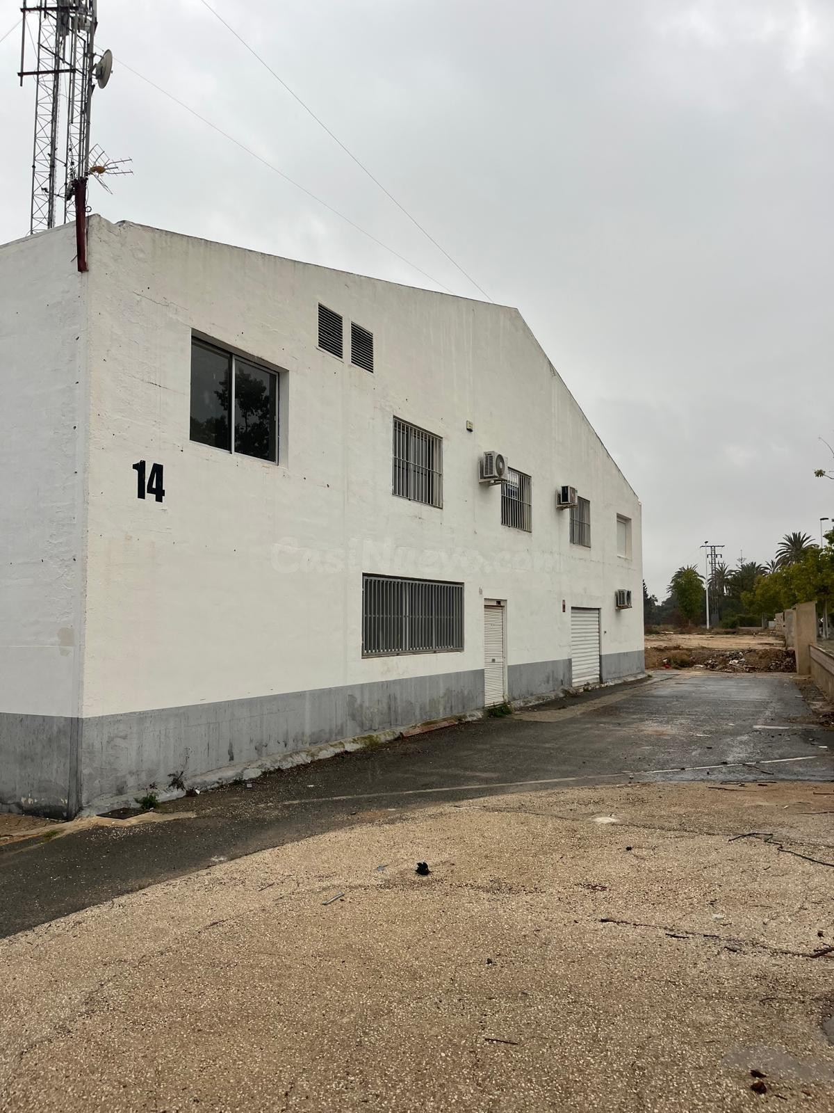 ALQUILER DE LOCAL INDUSTRIAL 70 METROS CUADRADOS EN POLIGONO DE MIRALLES A 500 METROS DE CASCO URBANO