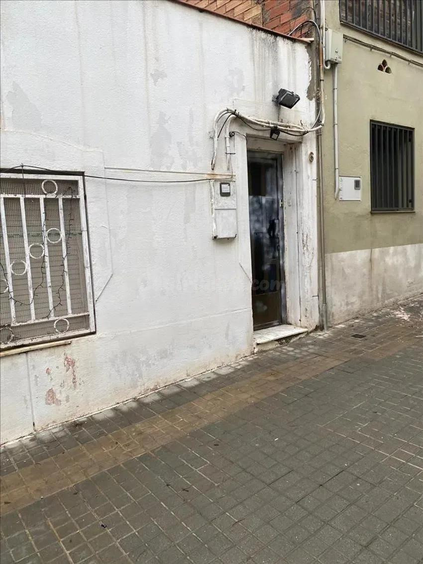 Se vende casa adosada OKUPA en Sabadell (Barcelona).