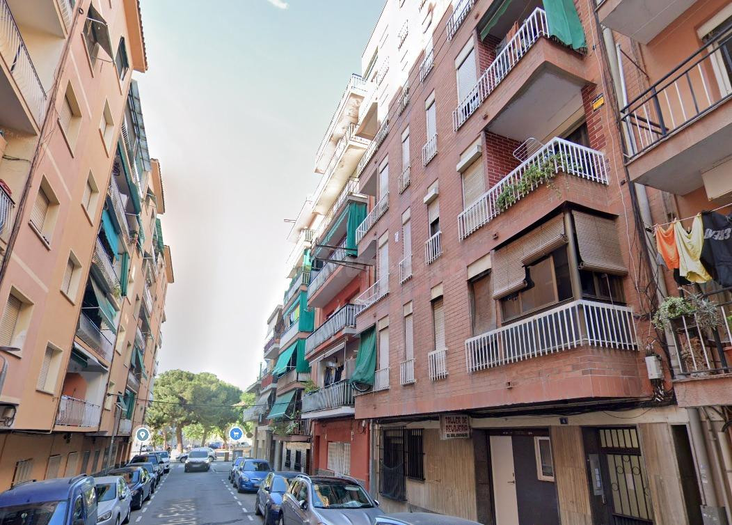 Se vende piso OKUPA en Canovelles (Barcelona). - foto 2