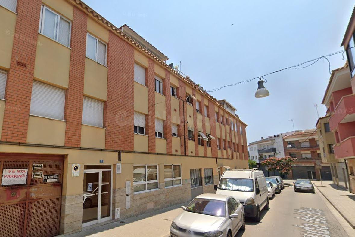 Se vende piso OKUPA en Palafolls (Barcelona).