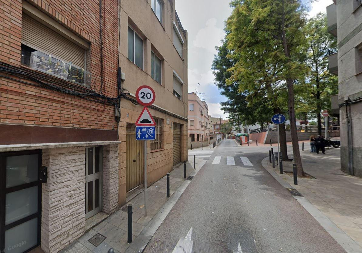 Se vende piso OKUPA en Santa Coloma de Gramenet (Barcelona).