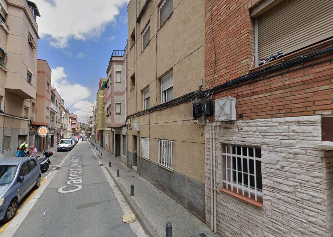 Se vende piso OKUPA en Santa Coloma de Gramenet (Barcelona). - foto 2