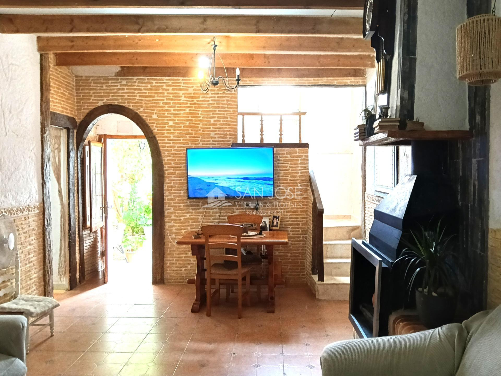 SE VENDE CASA PARA ENTRAR A VIVIR EN EL CENTRO DE ASPE - foto 2