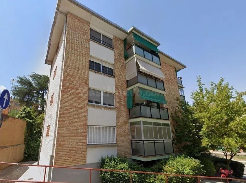 Se vende piso OKUPA en Manresa (Barcelona). - foto 2