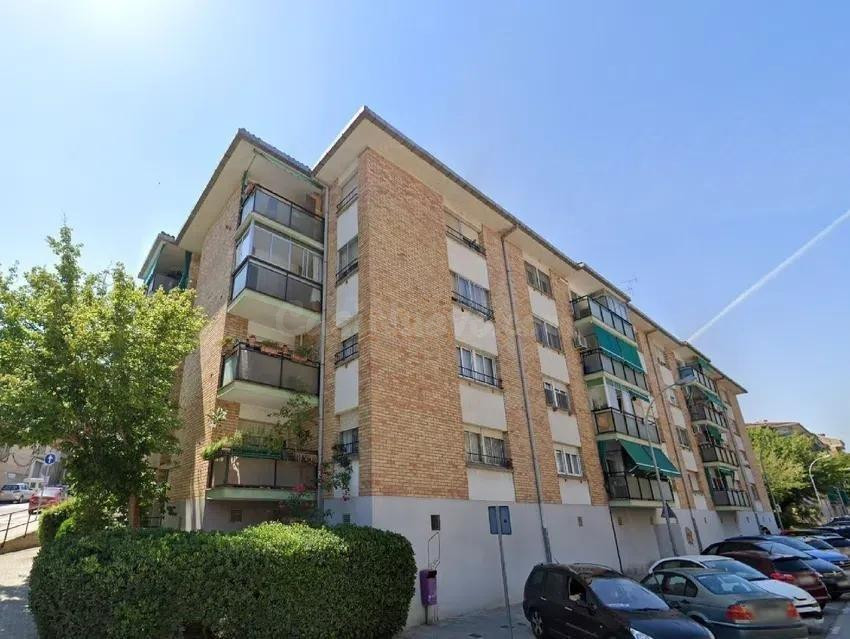Se vende piso OKUPA en Manresa (Barcelona). - foto 3
