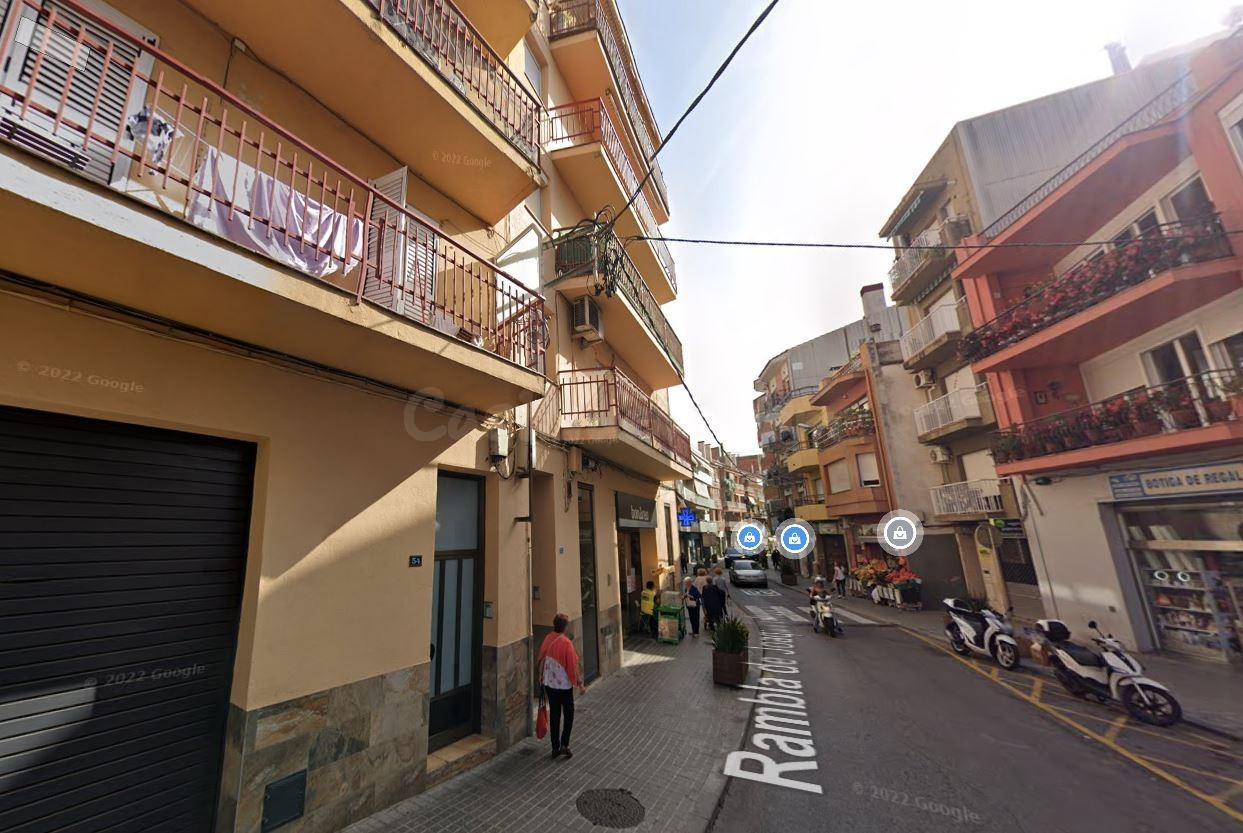 Se vende piso OKUPADO en Joaquim Ruyra Blanes (Girona) - foto 2