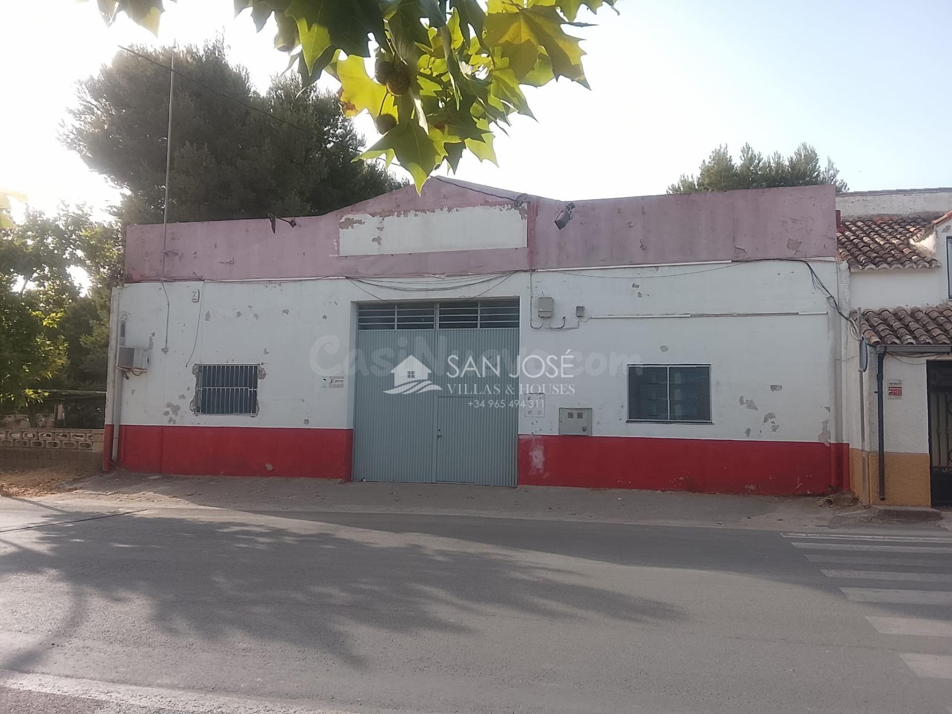 NAVE EN CAUDETE EN EL CASCO URBANO