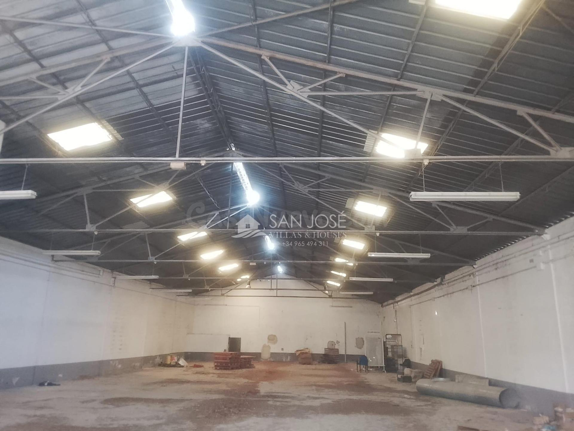 NAVE EN CAUDETE EN EL CASCO URBANO - foto 2
