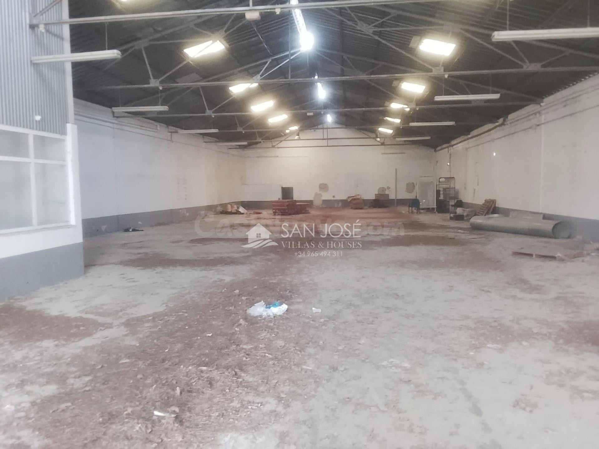 NAVE EN CAUDETE EN EL CASCO URBANO - foto 3