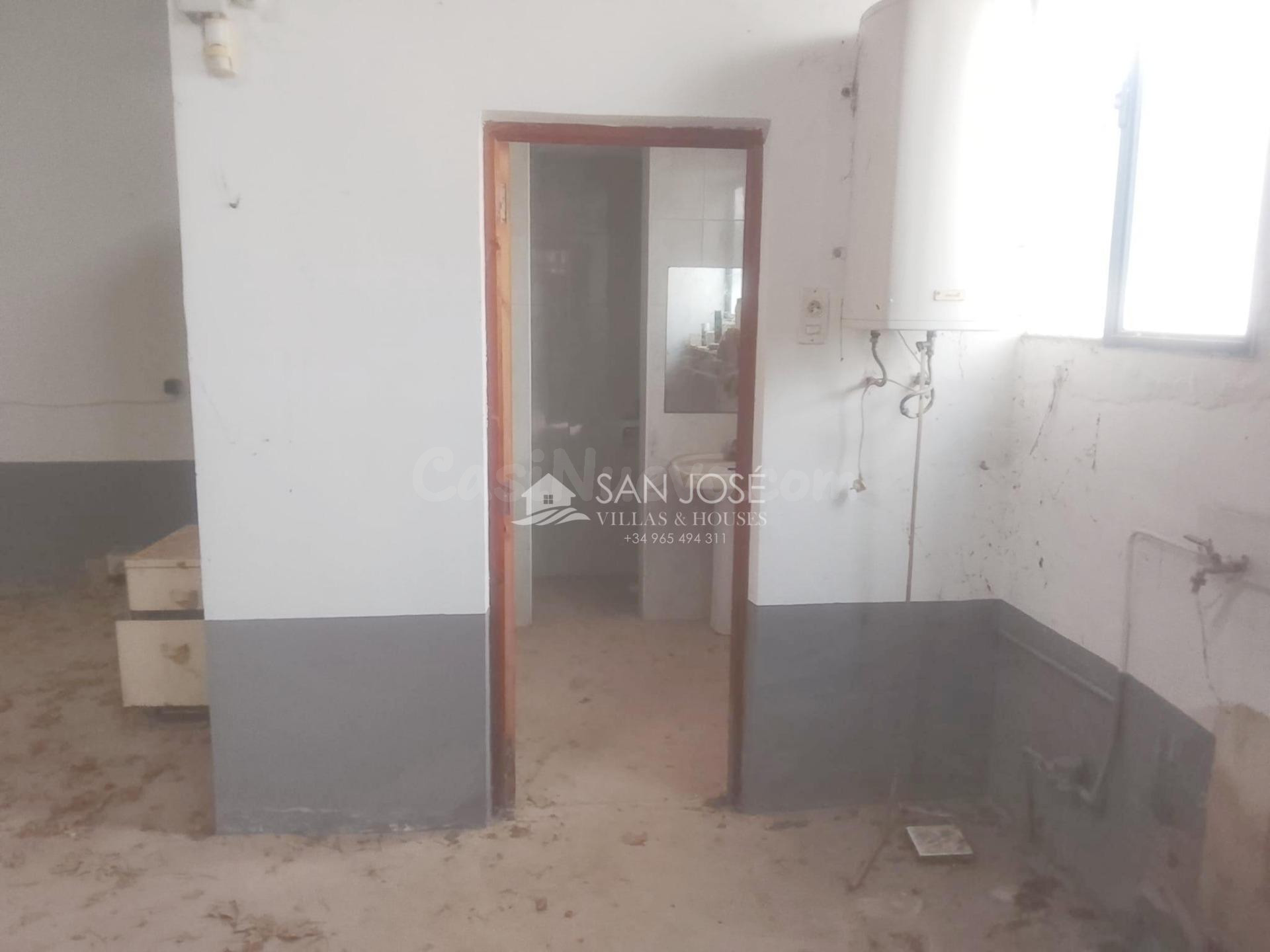 NAVE EN CAUDETE EN EL CASCO URBANO - foto 4