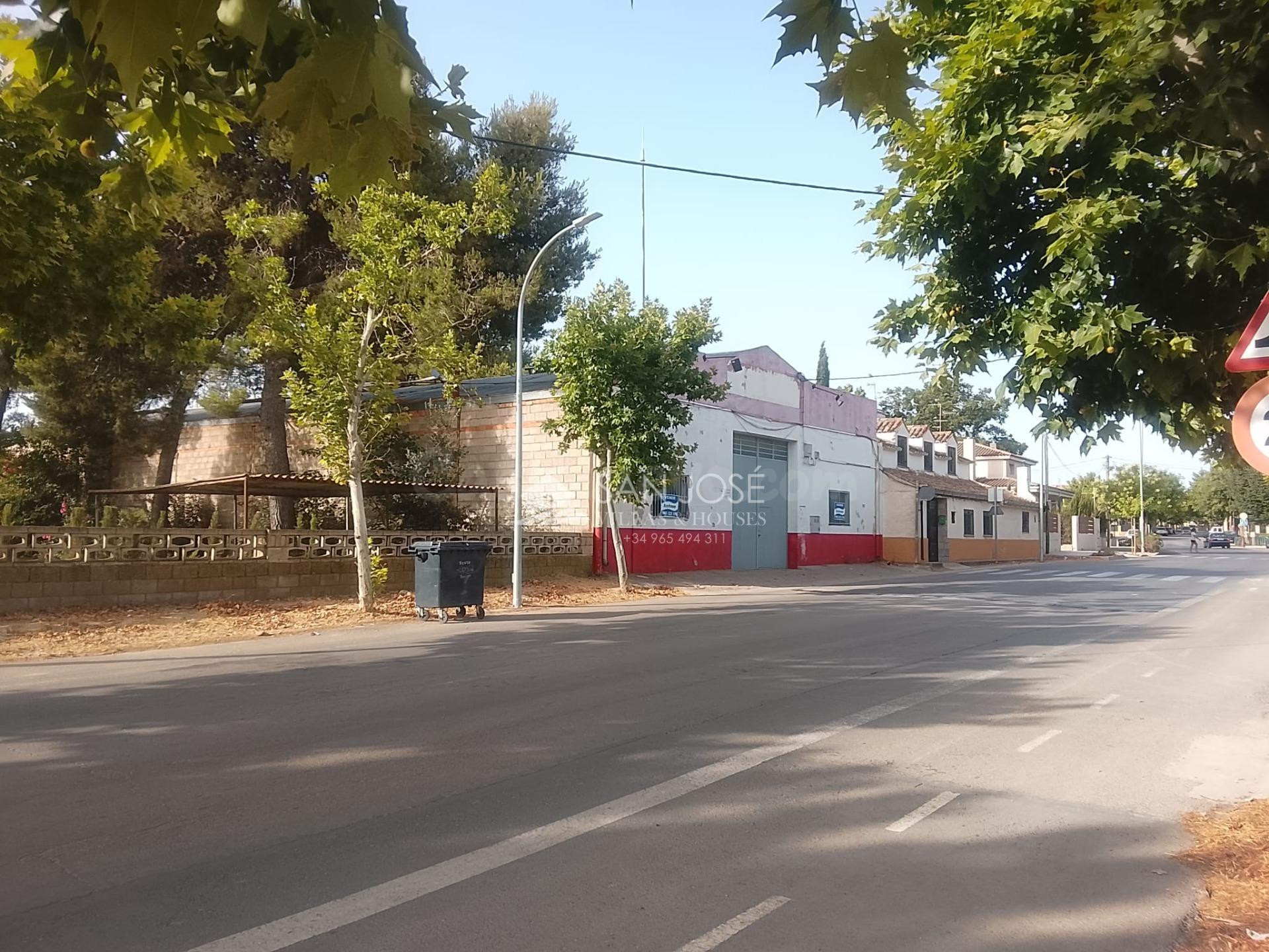 NAVE EN CAUDETE EN EL CASCO URBANO - foto 5