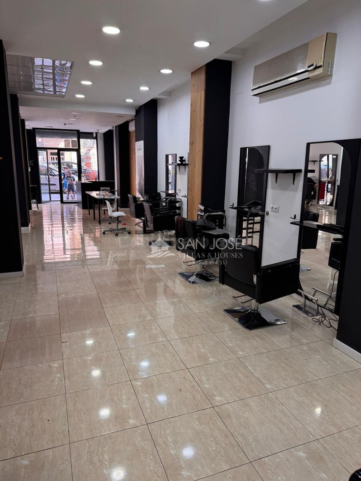SE VENDE LOCAL COMERCIAL EN NOVELDA CON POSIBILIDAD DE VENTA - foto 2