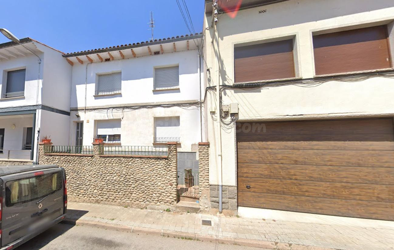 Se vende piso OKUPA en Roda de Ter (Barcelona).