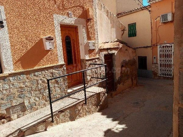 Se vende casa adosada OKUPA en  San Blas Hellín (Albacete)