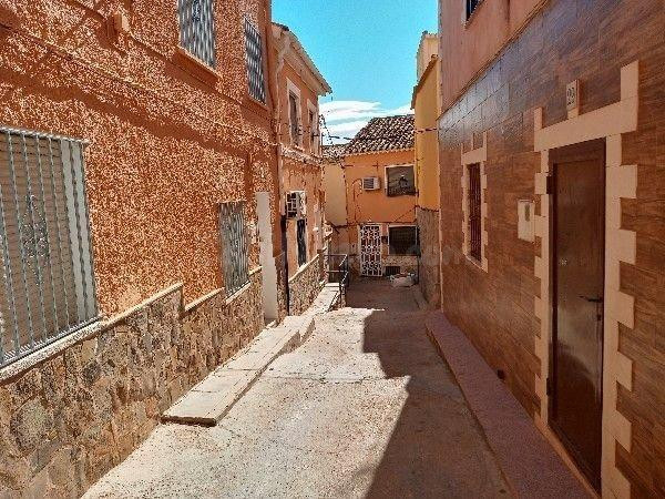 Se vende casa adosada OKUPA en  San Blas Hellín (Albacete) - foto 2