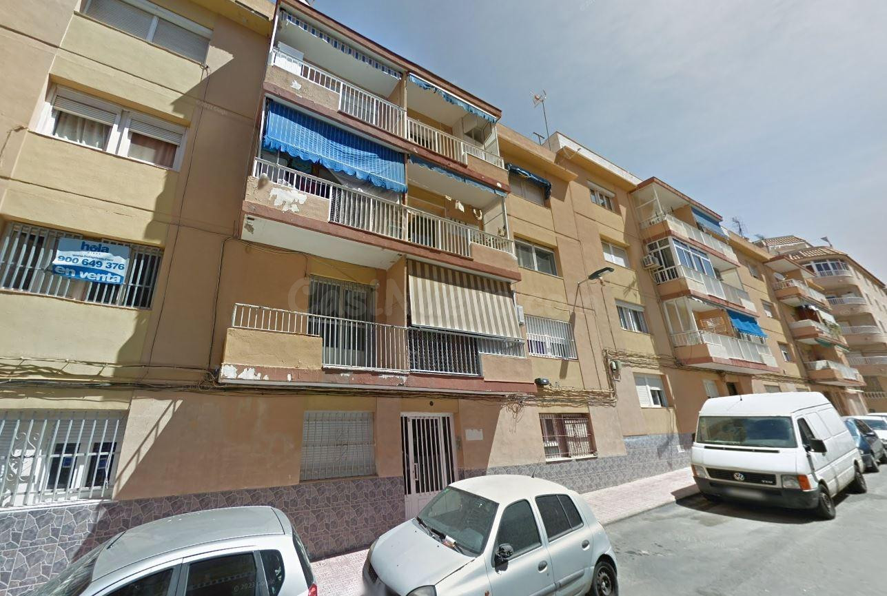 Se vende piso OKUPA en Torrevieja (Alicante).