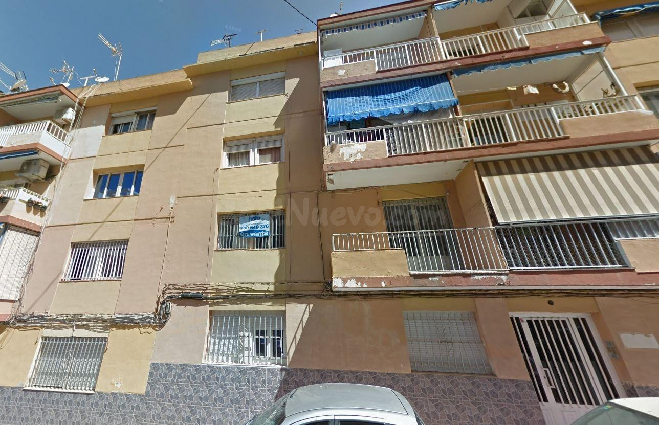 Se vende piso OKUPA en Torrevieja (Alicante). - foto 2