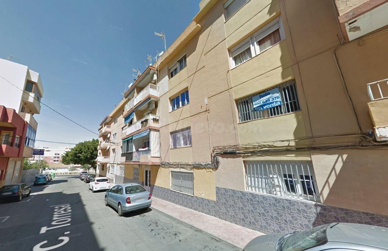 Se vende piso OKUPA en Torrevieja (Alicante). - foto 3
