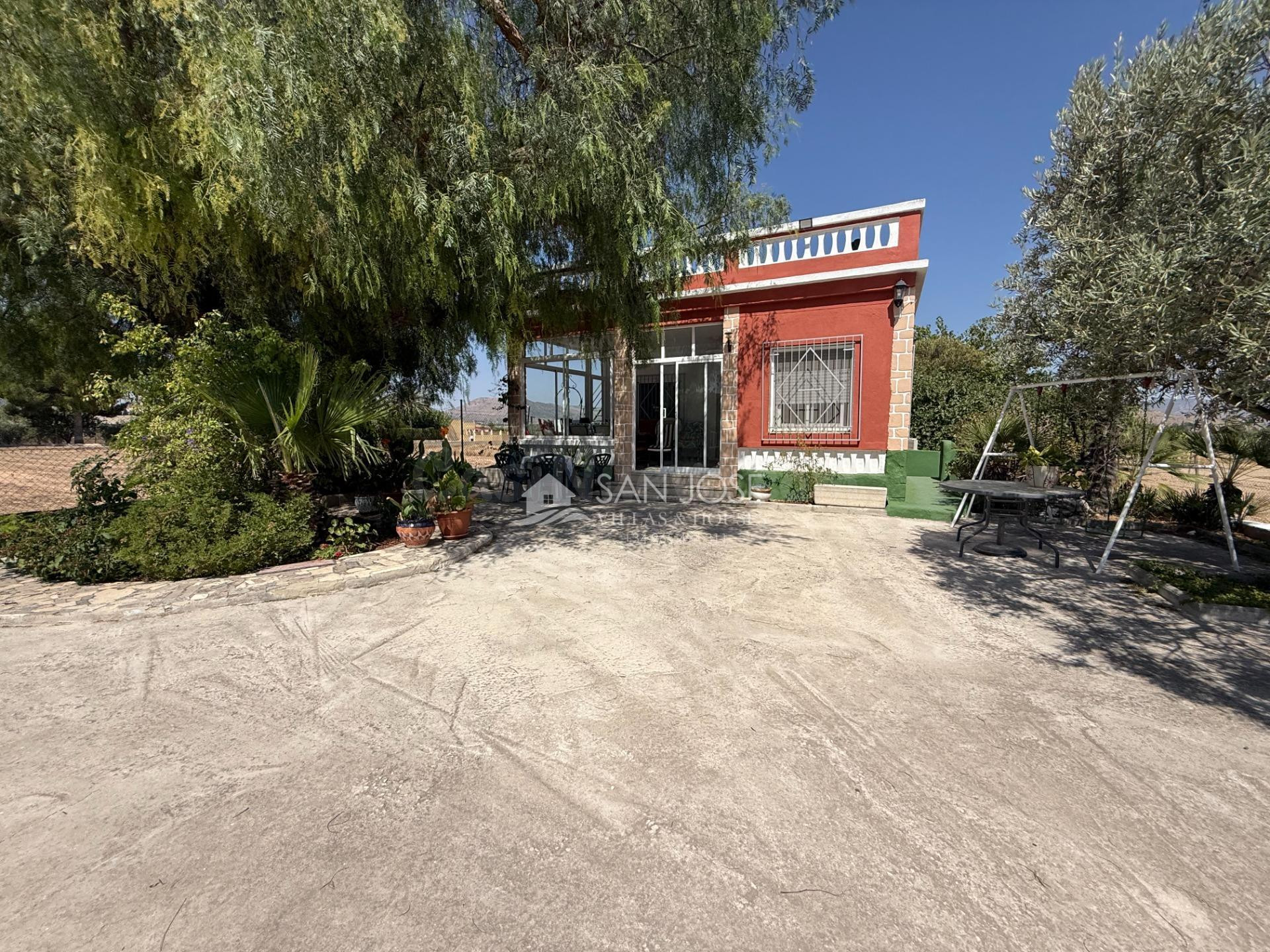 SE VENDE CHALET EN ASPE CON PISCINA Y NAVE INDUSTRIAL