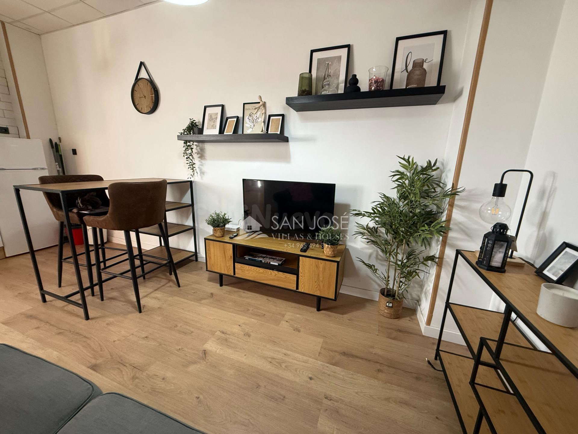 SE VENDE LOCAL COMERCIAL HABILITADO COMO ESTUDIO SIN CAMBIO 