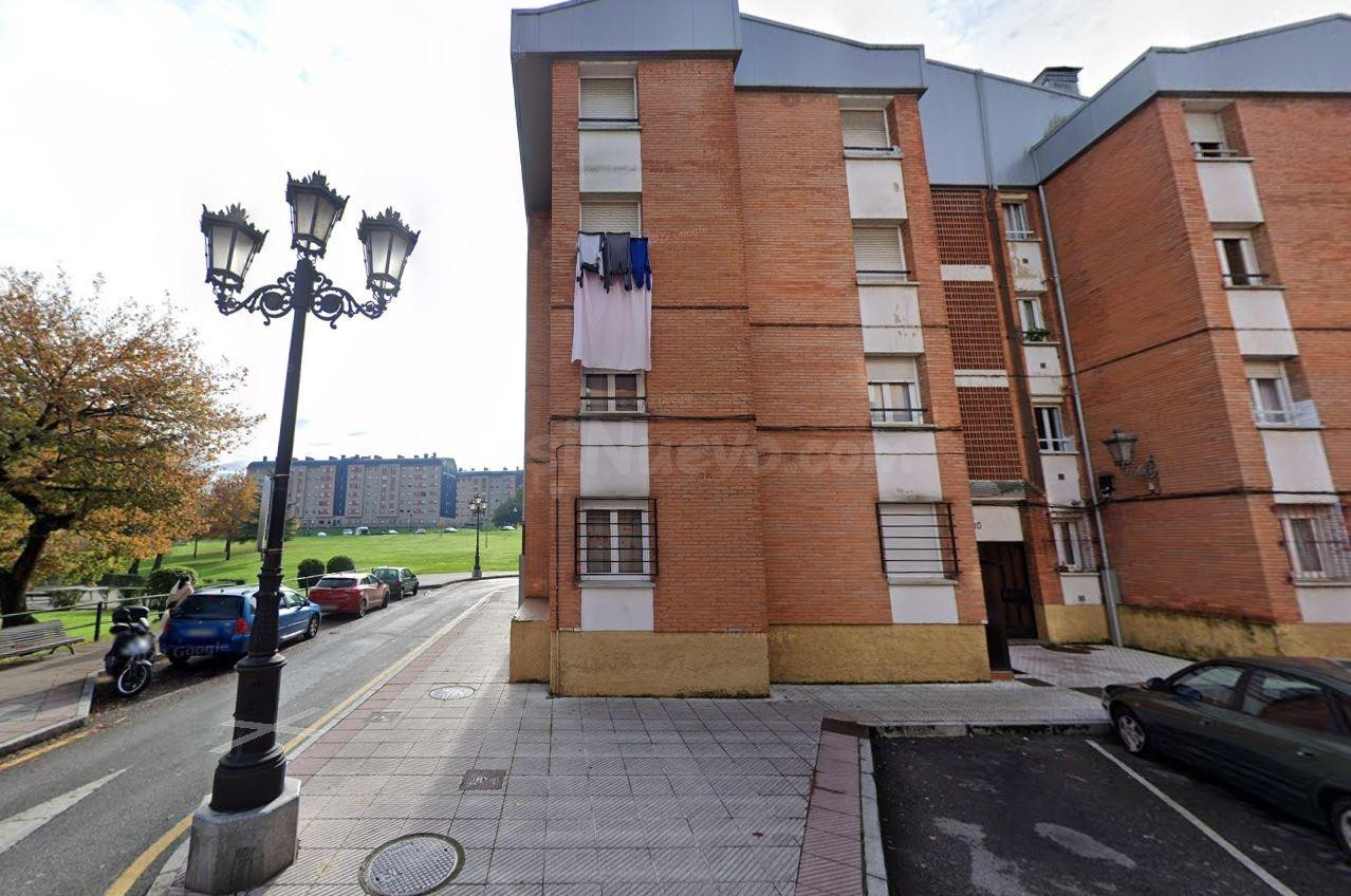 Se vende piso OKUPADO en Oviedo (Asturias).
