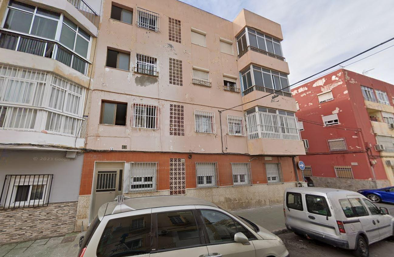 Se vende piso OKUPA en Almería (Almería).
