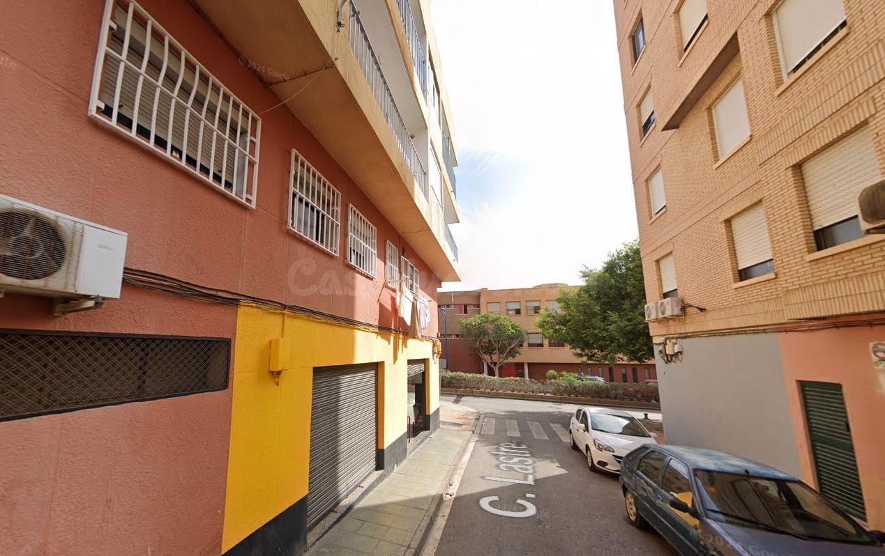 Se vende piso OKUPA en Almería (Almería).
