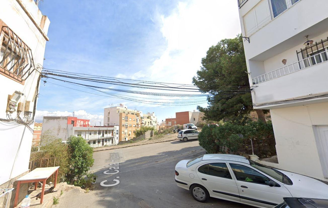 Se vende piso OKUPA en Almería (Almería).